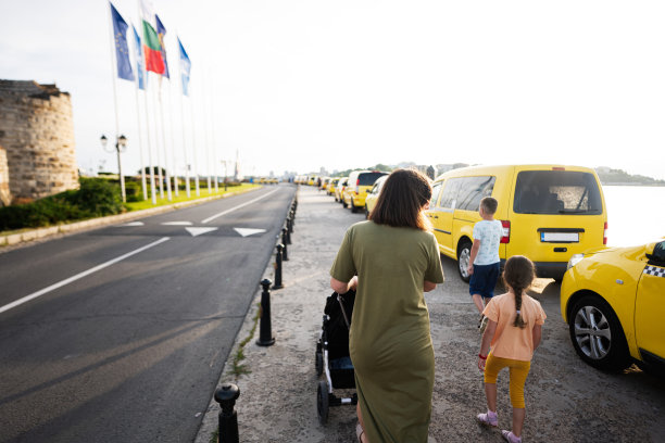 保加利亚内塞巴尔街头，带着孩子的母亲和当地出租车。图片下载
