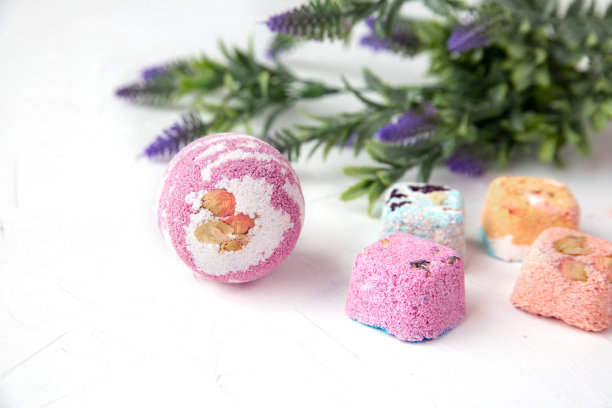 沐浴炸弹和薰衣草芳香浴盐。护肤、养生、SPA图片下载