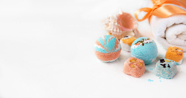 由天然原料制成的浴弹和芳香浴盐。护肤、养生、SPA图片下载