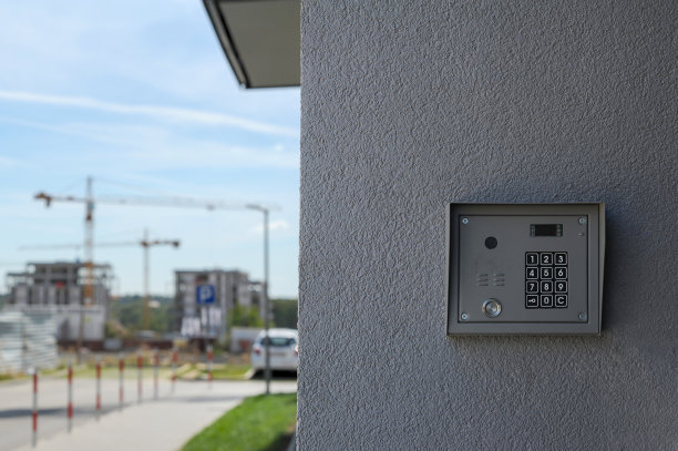 带有摄像机的现代对讲机。背景是起重机的建筑工地图片下载