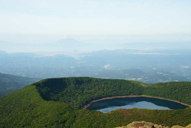 小南池外的樱岛风景图片下载