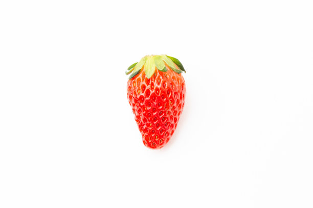 白色背景上美味的草莓。图片下载