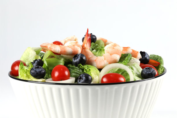 混合蔬菜沙拉与虾在碗。图片下载