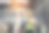 工程师或工人正在控制机器臂焊接钢材。图片下载