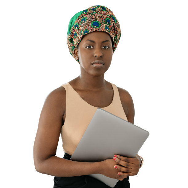 一个自信的非洲黑人女人在家里，拿着笔记本电脑，戴着头巾图片下载