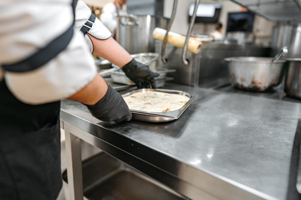 厨师在餐厅厨房近距离烹饪食物图片下载