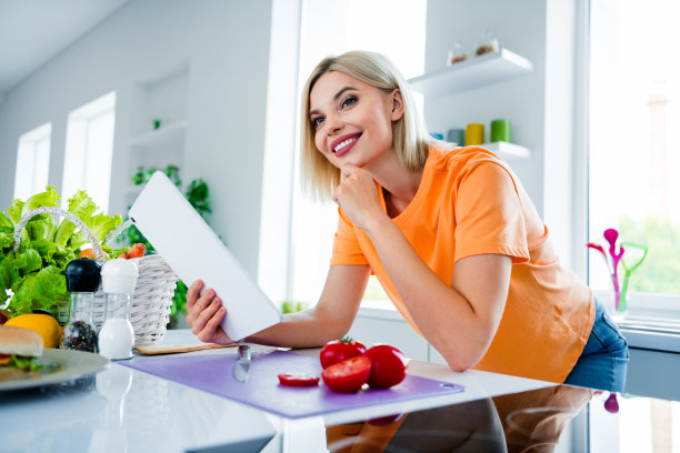 梦幻家庭主妇女士的照片使用现代技术浏览食谱完美的晚餐丈夫在厨房图片下载