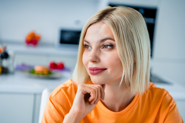 照片的华丽的积极的女士手臂触摸下巴看感兴趣的离开沉思白日梦的现代厨房房间里面图片下载