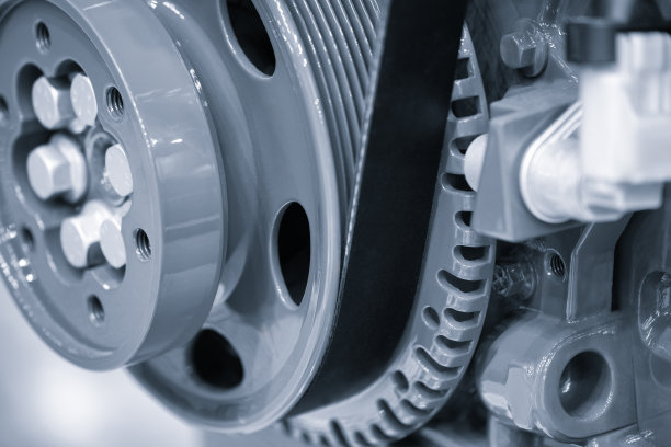 柴油机、发电机皮带传动。关闭汽车正时皮带。皮带传动接近。工业技术概念背景图片下载