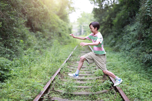 男孩走在铁轨上图片下载
