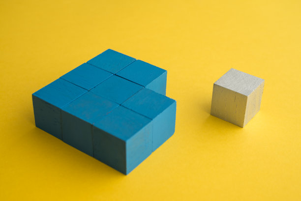 未完成的木块形状游戏在黄色背景。图片下载