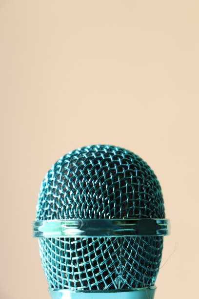 一个蓝色闪亮的金属无线麦克风格栅上孤立的白色背景图片下载