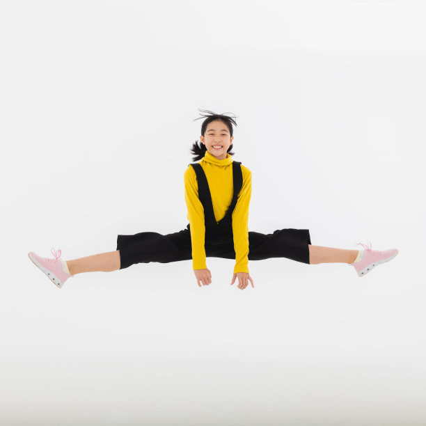 快乐的孩子在空中跳跃。亚洲女孩。图片下载