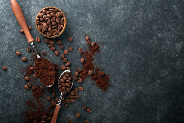 咖啡豆的背景。烘焙咖啡的概念与不同类型的豆类和肉桂棒在黑色的石头背景。前视图。咖啡的概念。模拟。图片下载