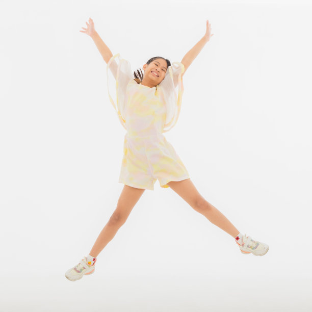 快乐的孩子在空中跳跃。亚洲女孩。图片下载