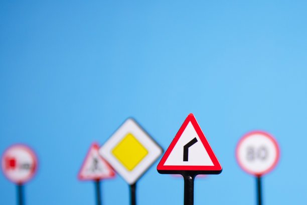 道路标志蓝色背景，驾驶安全网络研讨会或研讨会，交通执法培训计划图片下载