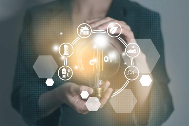 能源创新灯泡与未来产业的发电图标图形界面在女性手中。可持续发展和替代能源的概念。图片下载