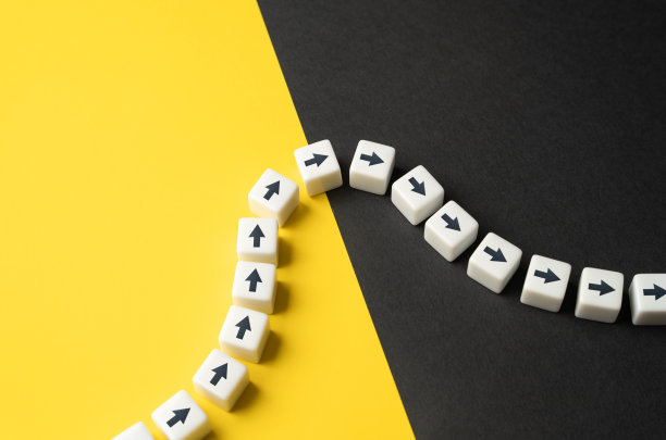 钟形的:以钟的形状上升和下降图片下载