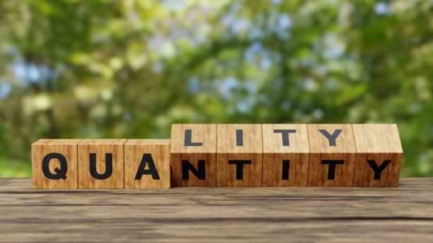 质量重于数量。3D木立方体将木质桌子上的“数量”改为“质量”，复制空间。业务和质量重于数量的理念。三维演示图片下载