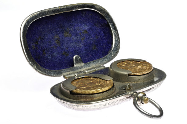 白色金属底座上的全镑和半镑英国金币图片下载