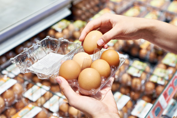 在商店里打包鸡蛋的女人图片下载