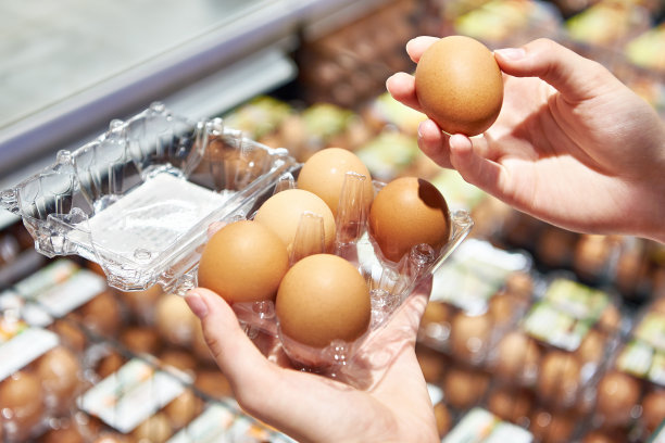 在商店里打包鸡蛋的女人图片下载