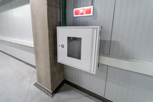 新建工业建筑中的消火栓箱图片下载