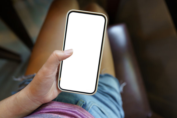 女性手握手机的特写，空白拷贝空间屏幕。具有科技理念的智能手机图片下载