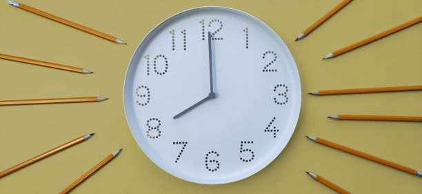 带时钟的横幅。8点，早上好。学习时间。回到学校。图片下载