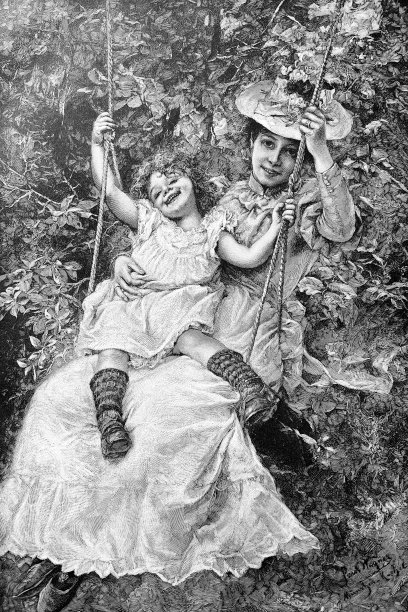 母女俩在森林里荡秋千图片下载