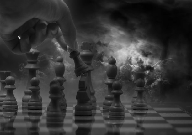 手放在棋盘上，棋子飞扬。多云的背景图片下载