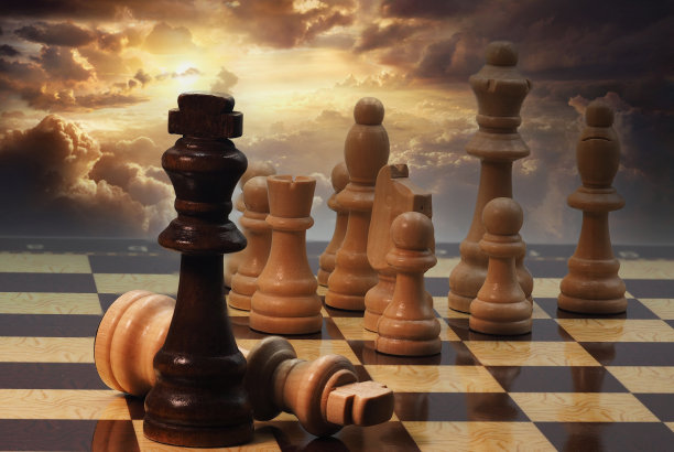 棋盘和棋子在多云的背景前图片下载