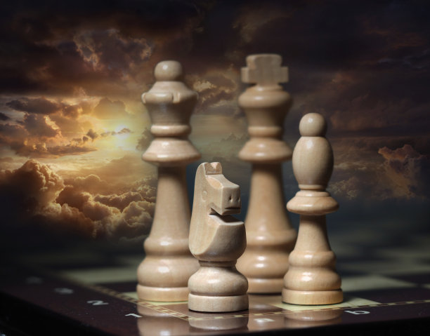 棋盘和棋子在多云的背景前图片下载