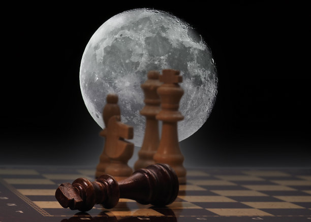 棋盘和棋子在月亮的背景前图片下载
