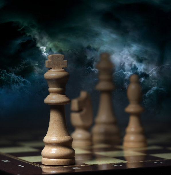 棋盘和棋子在多云的背景前图片下载