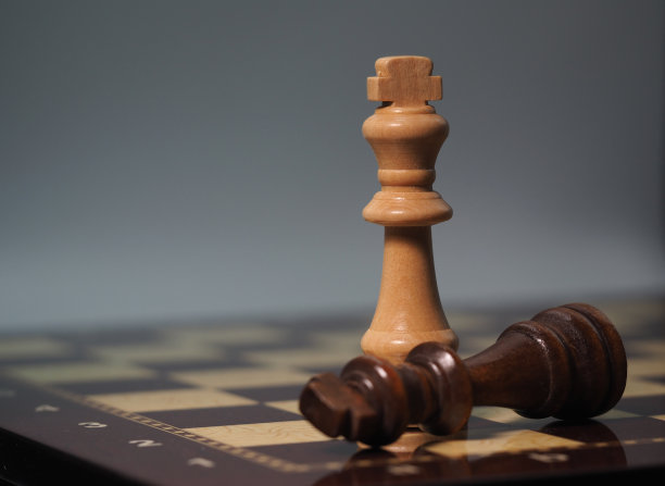 棋盘和棋子在灰色背景前图片下载