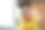 年轻美丽的非洲女人在家庭办公室用智能手机和别人打电话。图片下载