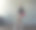 一个年轻的艺术体操女孩穿着黑色的运动服，拿着球做体操练习图片下载
