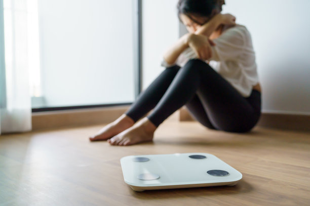 悲伤的女人与肥胖心烦厌倦节食减肥failÂ脂肪饮食和体重秤悲伤的亚洲妇女在家中体重控制图片下载