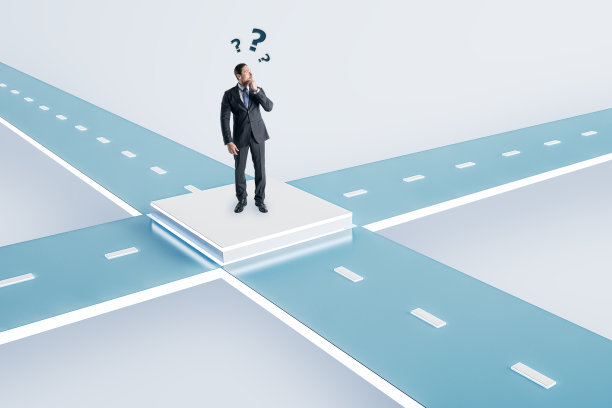 有魅力、有思想的年轻商人站在光明的十字路口，问着问题。解决方案、选择和方向概念。图片下载
