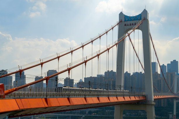 中国重庆的轻轨在桥上高速运行图片下载