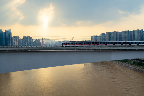 中国重庆高架轻轨，现代化城市交通视角。图片下载