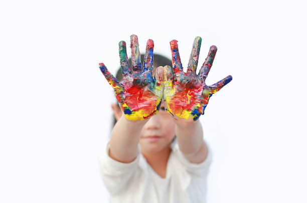 快乐的小女孩，她的手画得五彩缤纷。关注婴儿的手。图片下载