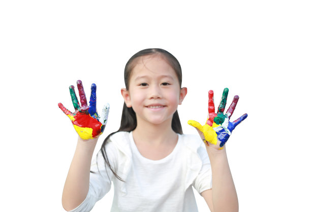 顽皮的小女孩用彩色的手画孤立在白色的背景。关注孩子的手。图片下载