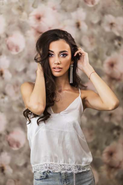 年轻女子在摄影棚里看着镜头摆姿势图片下载