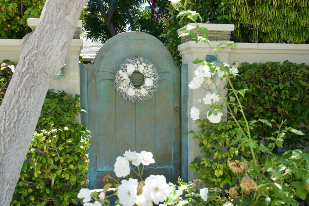 古色古香的铜质金属大门和贝壳花环图片下载