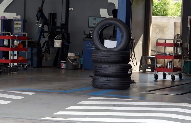 汽车修理店货架上的汽车轮胎，库存照片。图片下载