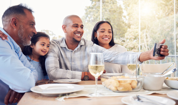 黑人家庭自拍，在家里与男人、女人和女孩共进午餐，在网络应用程序上庆祝。男人，数码摄影应用程序或社交媒体上与孩子、父母和女人的个人资料照片图片下载