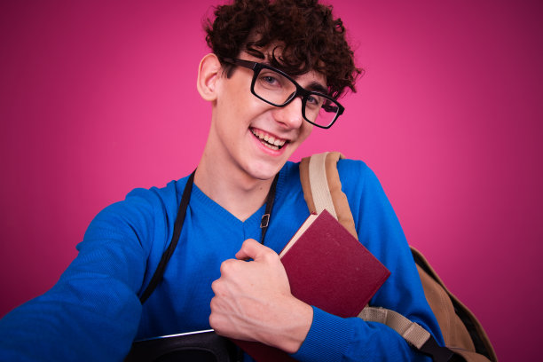 有趣的学生准备考试和购物。图片下载