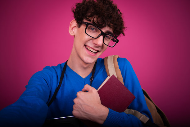 有趣的学生准备考试和购物。图片下载